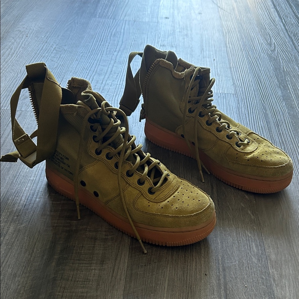 2018
Nike Air Force 1 Mid 'Desert Moss'
